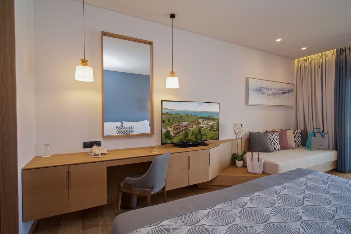 Phòng Suite Junior, ban công, quang cảnh biển | Minibar, két bảo mật tại phòng, bàn, phòng cách âm 