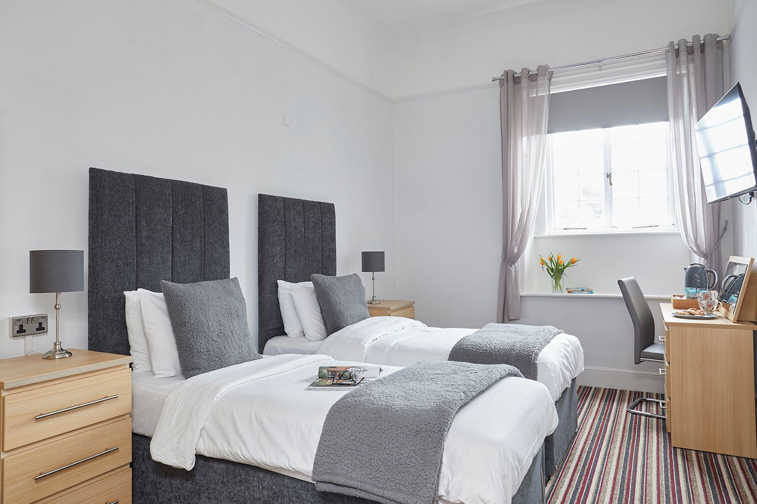 Standaard Twin kamer | Een kluis op de kamer, een bureau, een strijkplank/strijkijzer