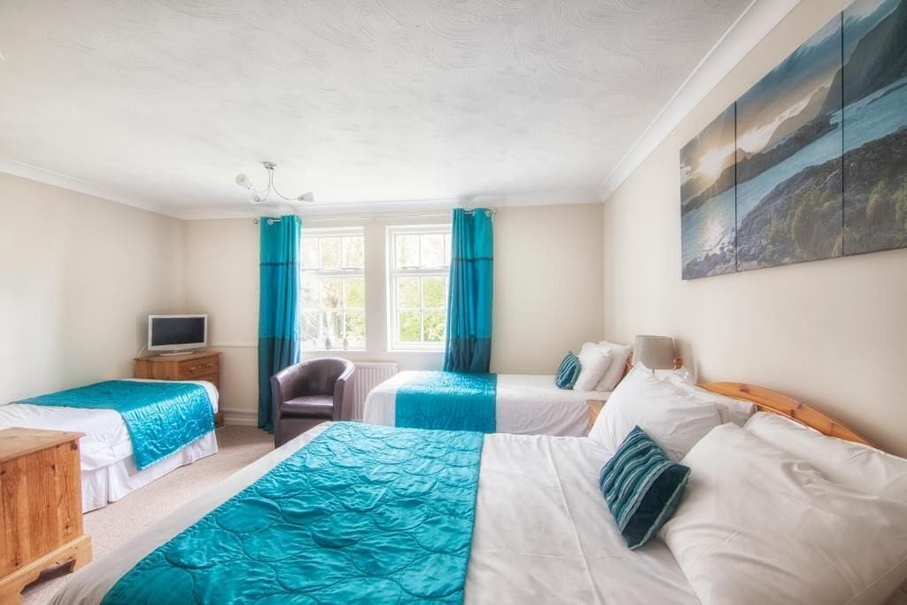 family room | in-room safe, desk, iron/ironing board, cots/infant beds