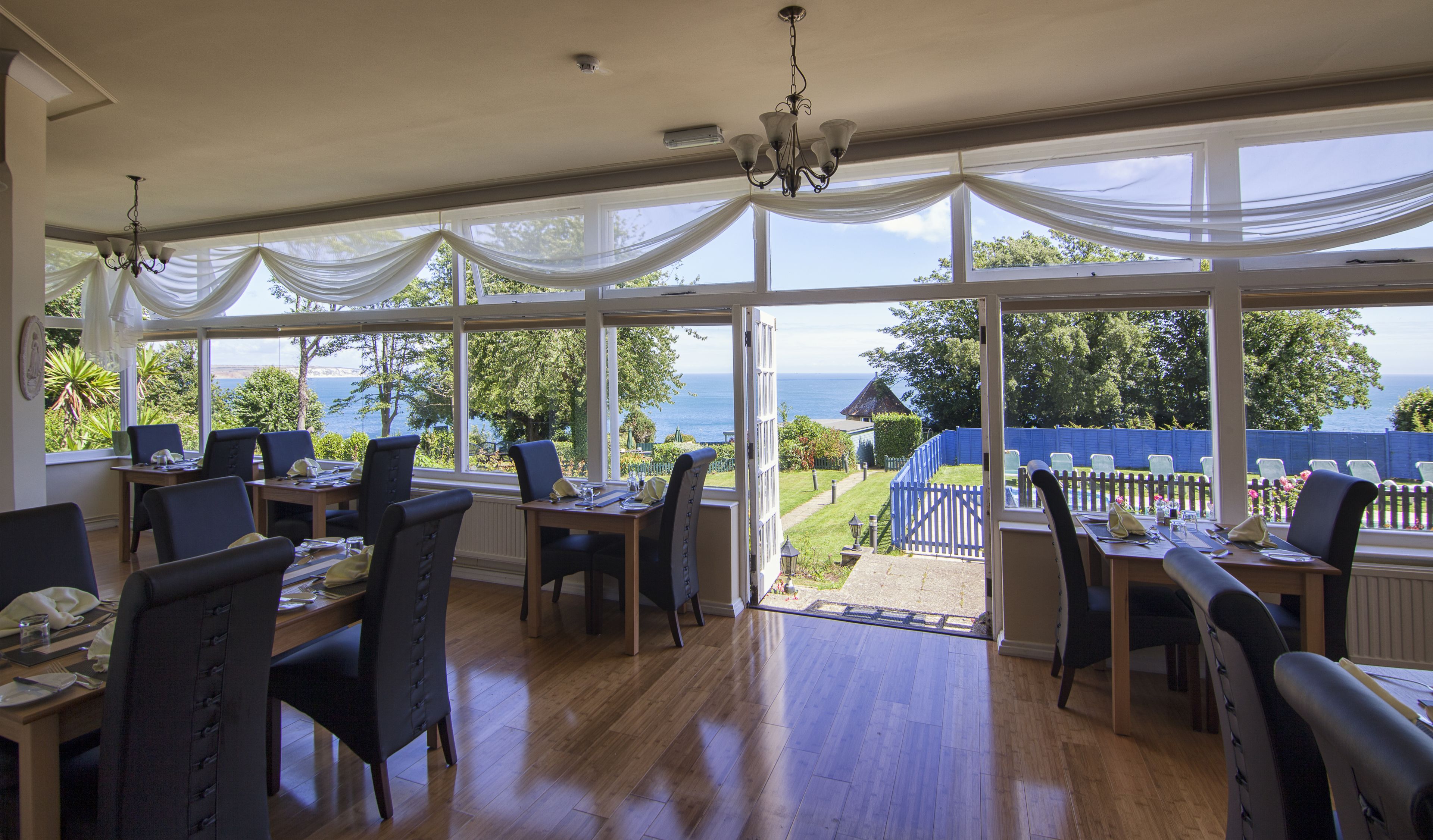 供应早餐和晚餐，英国菜