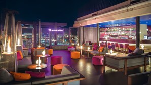 A rooftop bar with seating and a bar area, large windows, and city views. - Bohemia Suites & Spa - Adults only (San Bartolomé de Tirajana)