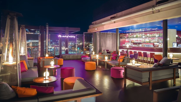 A rooftop bar with seating and a bar area, large windows, and city views. - Bohemia Suites & Spa - Adults only (San Bartolomé de Tirajana)