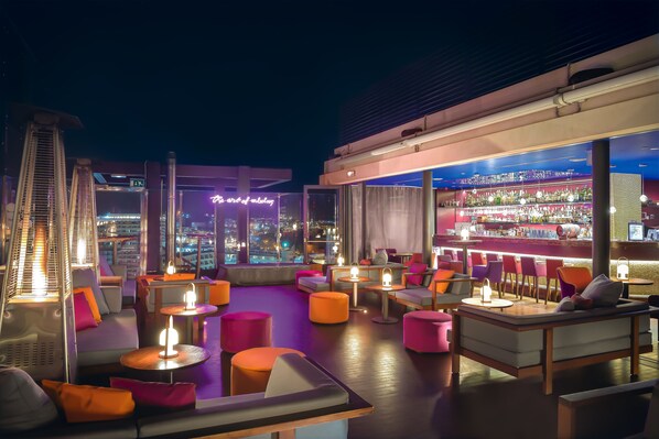 A rooftop bar with seating and a bar area, large windows, and city views. - Bohemia Suites & Spa - Adults only (San Bartolomé de Tirajana)