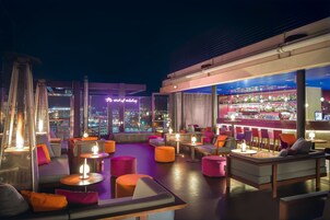 2 bares o lounges, bar en la azotea