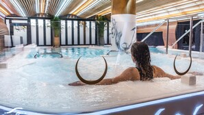 A person in a hot tub with a crescent moon design on the ceiling. - Bohemia Suites & Spa - Adults only (San Bartolomé de Tirajana)