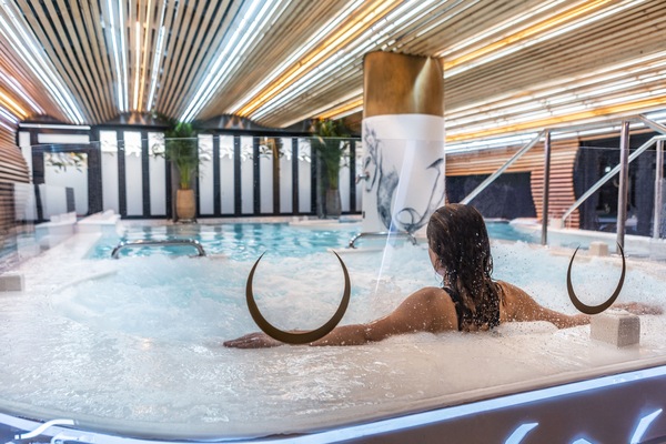 Una piscina techada, 2 piscinas al aire libre, sombrillas