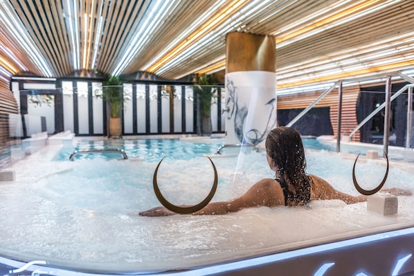 A person in a hot tub with a crescent moon design on the ceiling. - Bohemia Suites & Spa - Adults only (San Bartolomé de Tirajana)