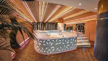 Parihoitohuone(ita), sauna, höyrysauna, kuumakivihierontaa