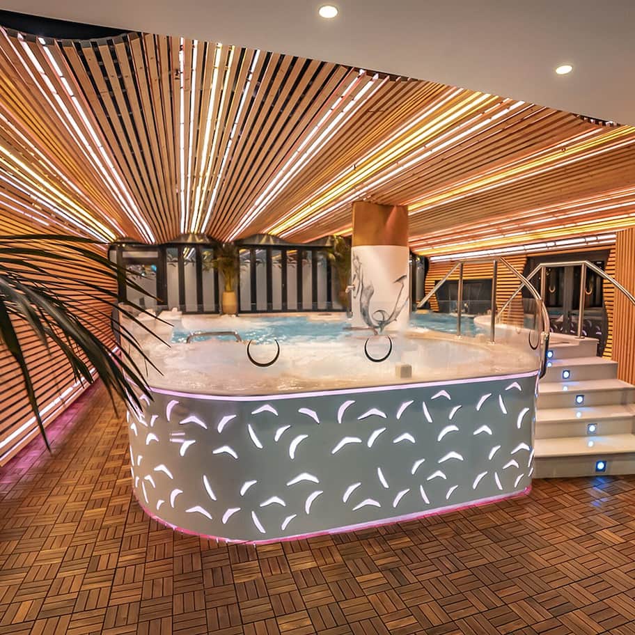 Couples treatment rooms, sauna, steam room, hot stone massages