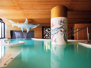 Couples treatment rooms, sauna, steam room, hot stone massages