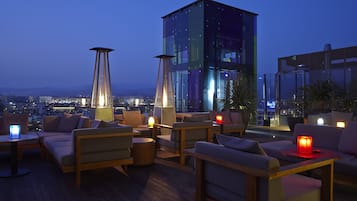 2 bars/lounges, rooftop bar