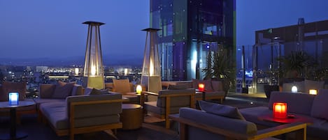 2 bars/lounges, rooftop bar