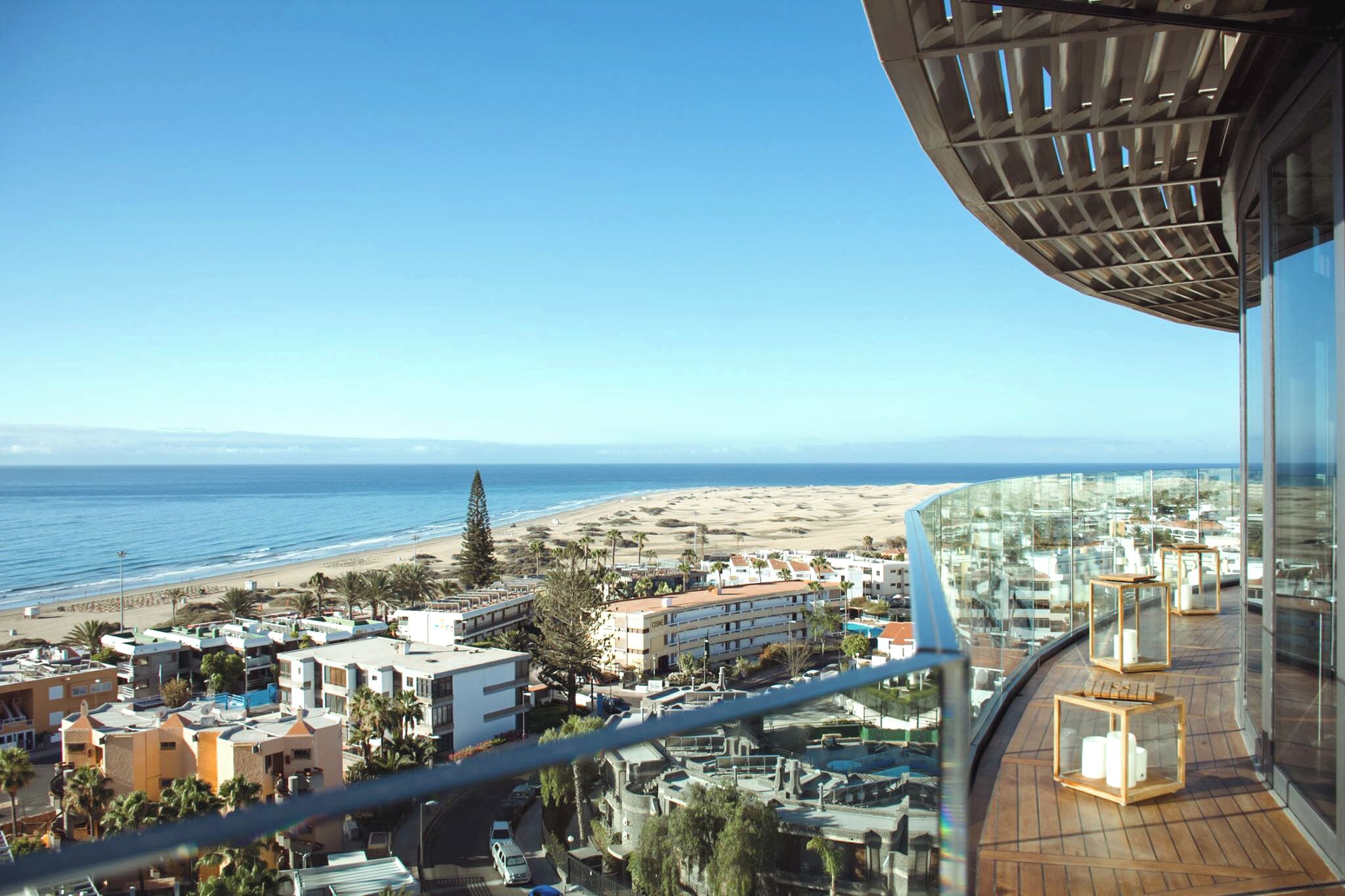 A high-rise building with a view of the beach and ocean.