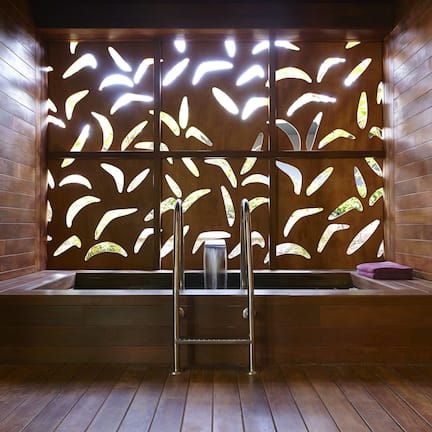 Couples treatment rooms, sauna, steam room, hot stone massages