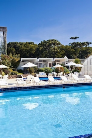 Una piscina techada, 2 piscinas al aire libre