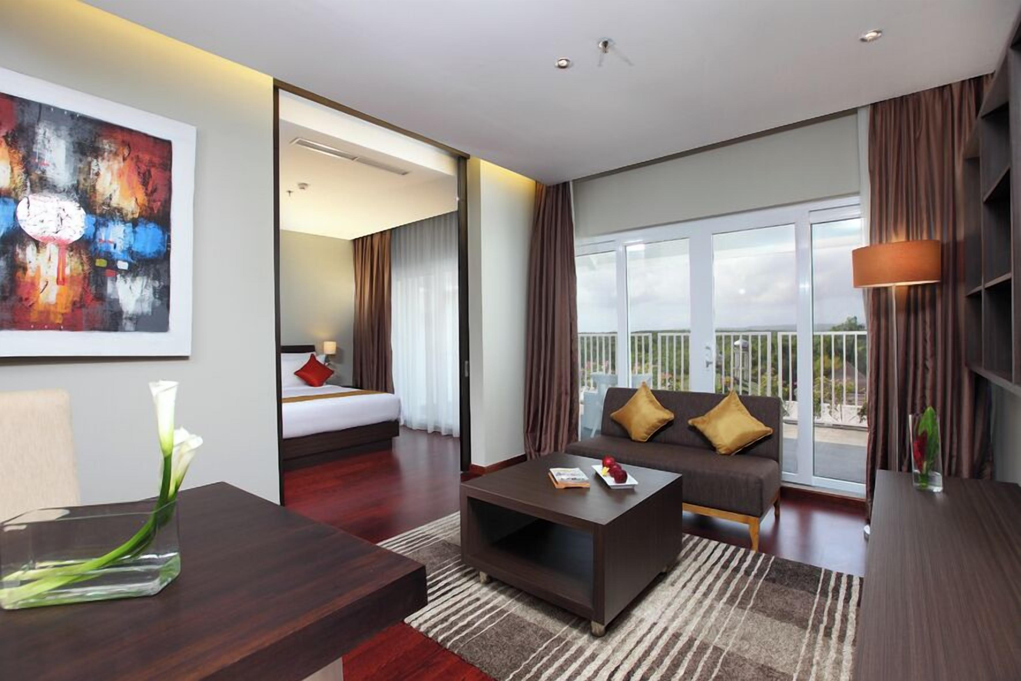 ミニバー、セーフティボックス (室内)、デスク、ノートパソコン用作業スペース