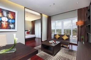 ميني بار وخزنة داخل الغرفة ومكتب ومساحة عمل للكمبيوتر المحمول