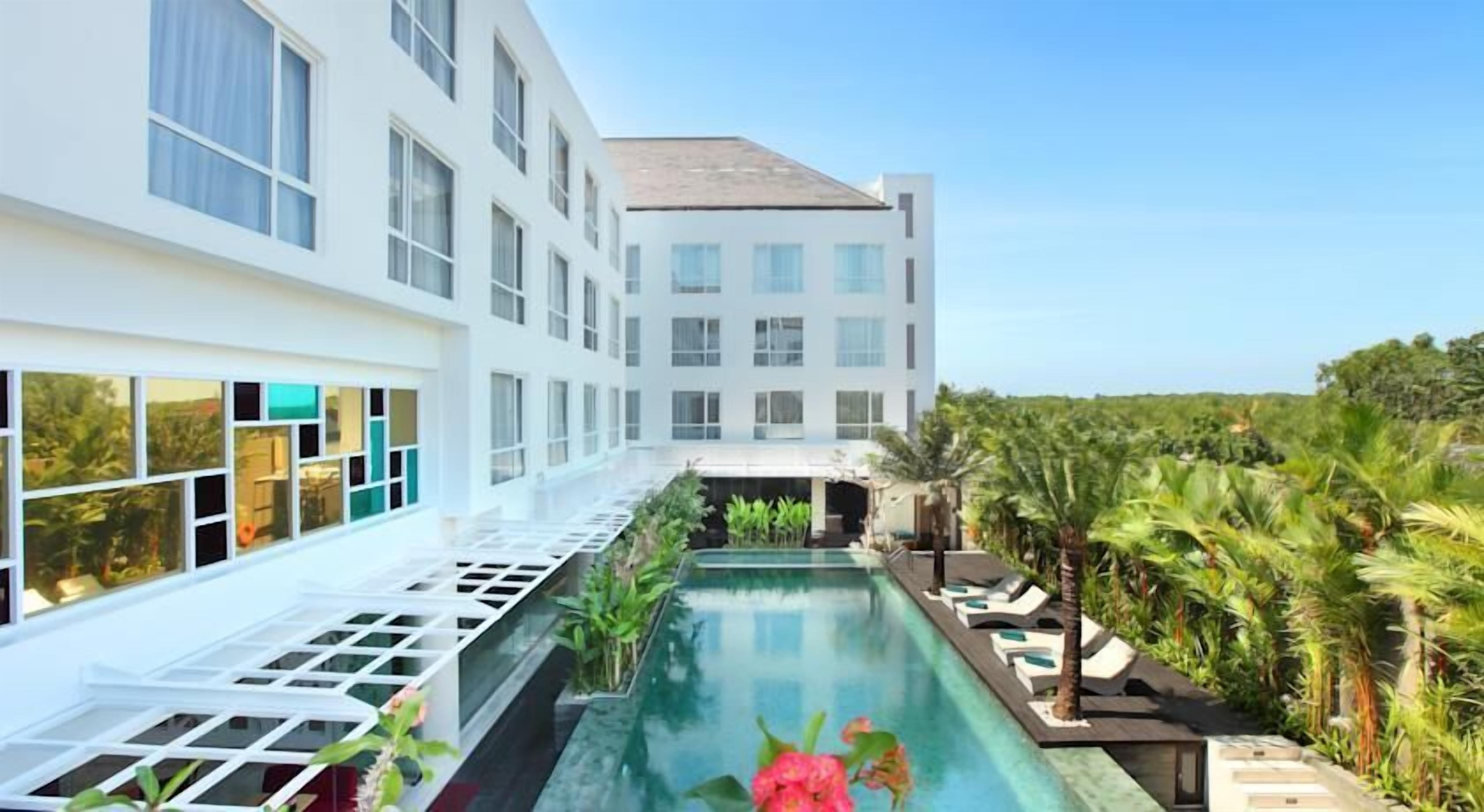 屋外プール、プール パラソル、サンラウンジャー