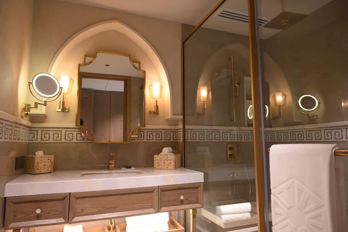 luxury room, 2 single beds | bathroom | free toiletries, hair dryer, bathrobes, slippers