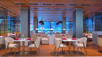 5 restaurantes; se sirven desayunos, almuerzos, cenas y cocina india