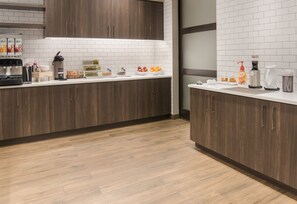Free daily buffet breakfast - Residence Inn Dallas DFW Airport South/Irving (Irving)