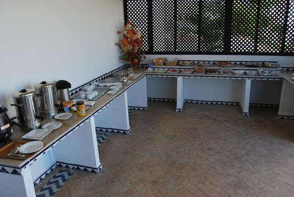 Un buffet proposant une variété de plats et d'accompagnements.