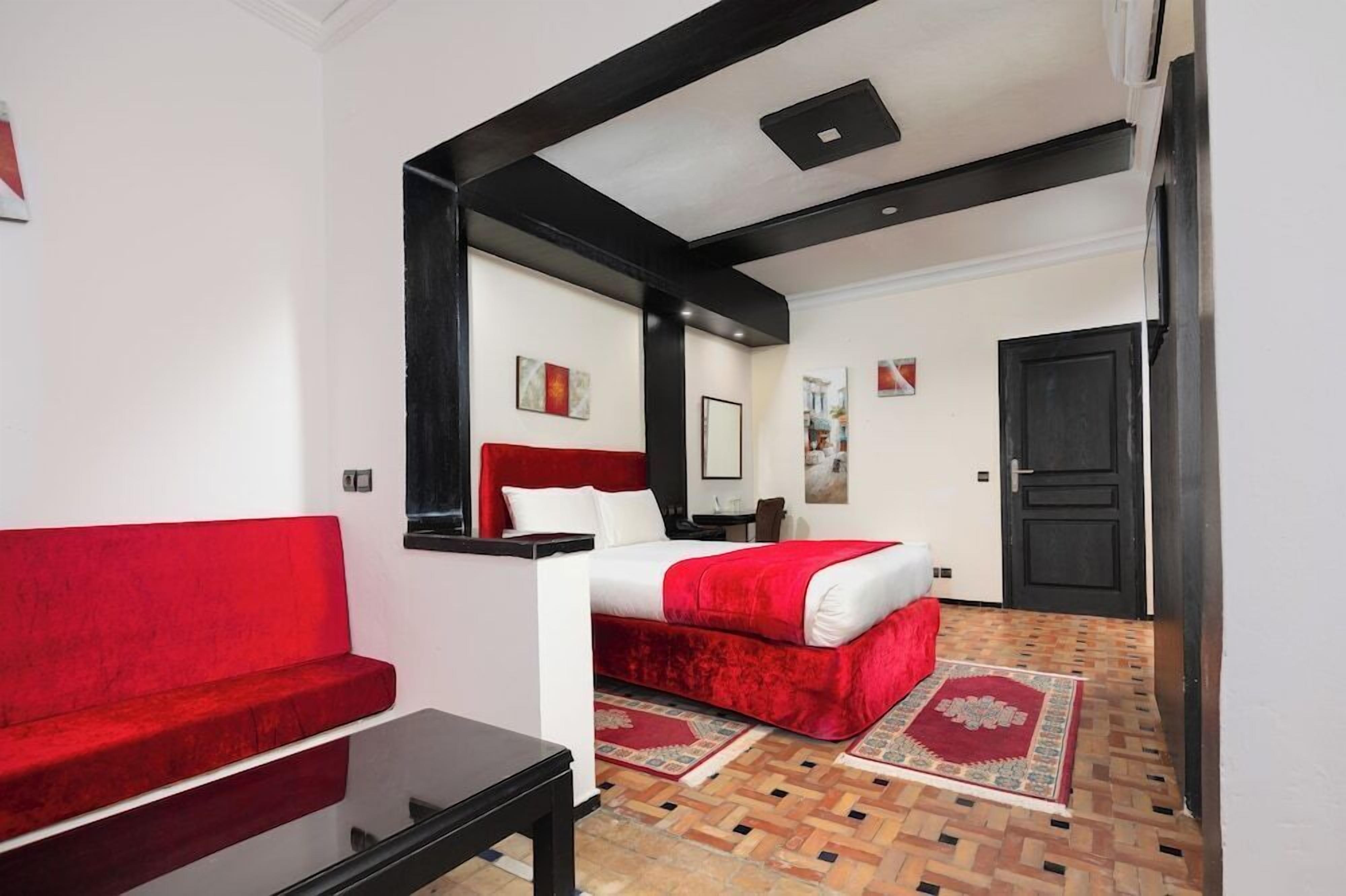 Minibar, sistema de insonorización y ropa de cama 