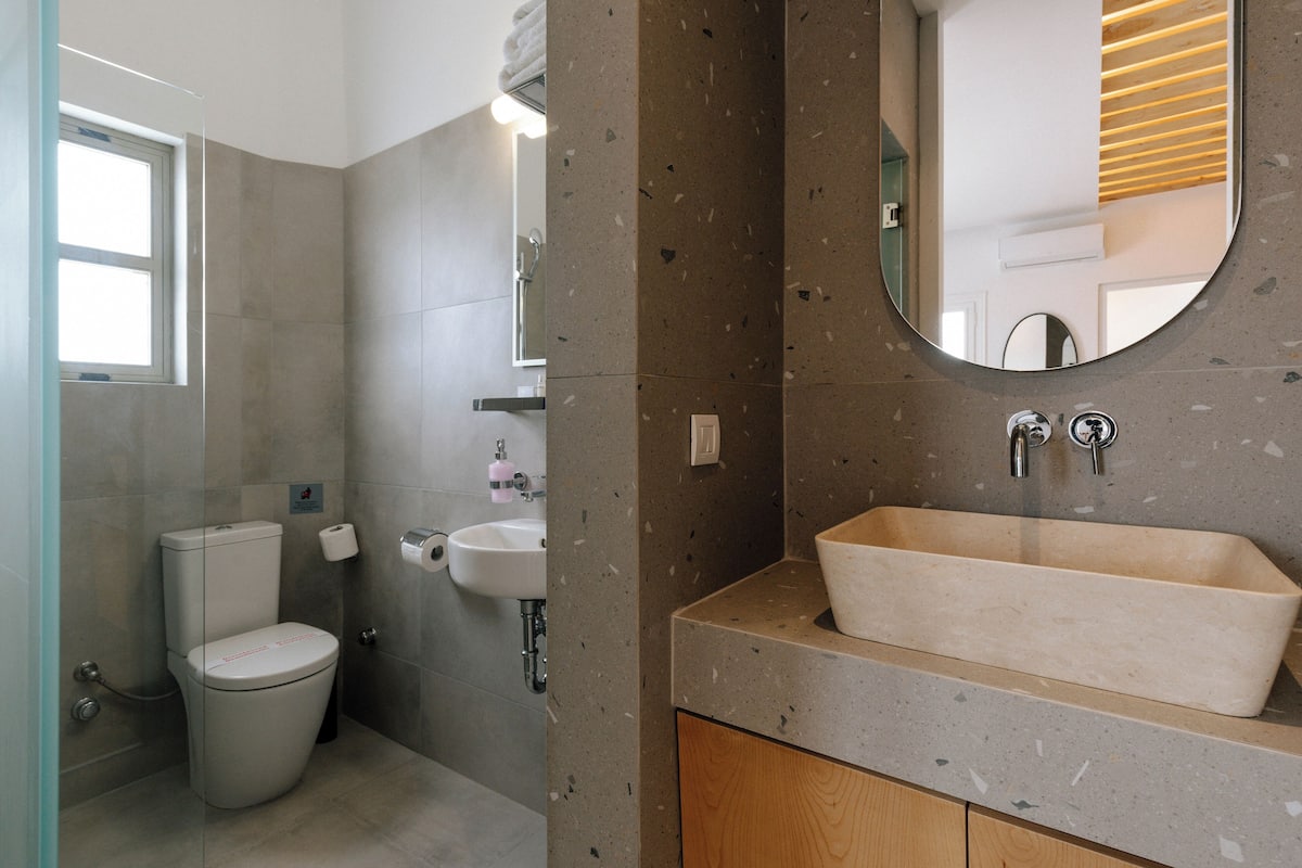 junior suite, sea view | bathroom | shower, free toiletries, hair dryer, slippers