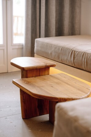 Suite panoràmica, vistes al mar | Sala d'estar | Televisor de pantalla plana 