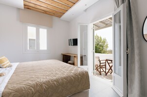 Habitación superior, 1 cama doble, vistas al mar | Minibar, caja fuerte, wifi gratis y ropa de cama