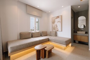 Suite panoràmica, vistes al mar | Sala d'estar | Televisor de pantalla plana 