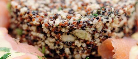 En ret med quinoa og laks, pyntet med krydderurter.