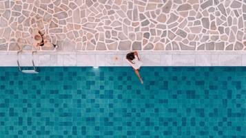 Piscina externa, guarda-sóis, espreguiçadeiras