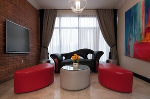 Executive Suite, 1 King Bed | Living area | Smart TV - Villa Monticello (Accra)