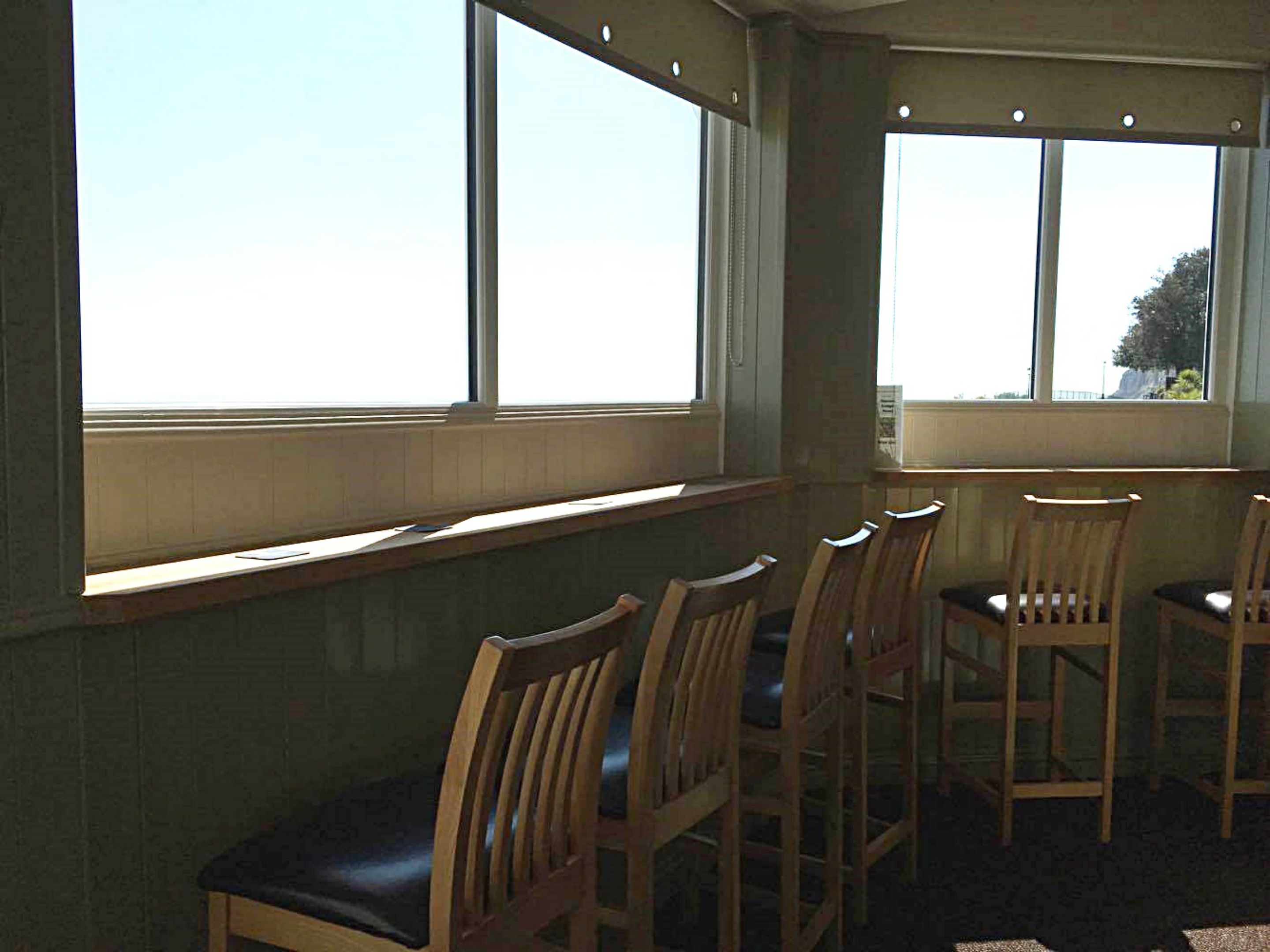 serves breakfast, lunch and dinner