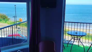 Camera doppia, vista mare | Area soggiorno | TV a schermo piatto