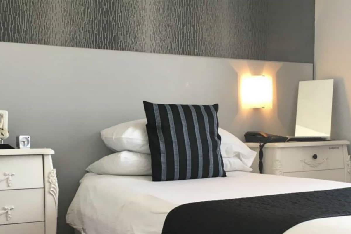 single room | in-room safe, free wifi, bed sheets