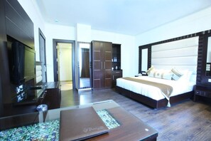 ميني بار ومكتب ومكواة/لوح كي وأسرّة قابلة للطي