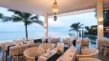 Serviço de café da manhã, almoço, jantar; vistas para a praia
