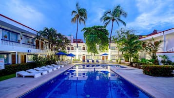 Piscina externa, funciona das 9h às 22h, guarda-sóis, espreguiçadeiras