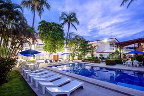Piscina externa, funciona das 9h às 22h, guarda-sóis, espreguiçadeiras