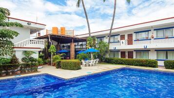 Piscina externa, funciona das 9h às 22h, guarda-sóis, espreguiçadeiras