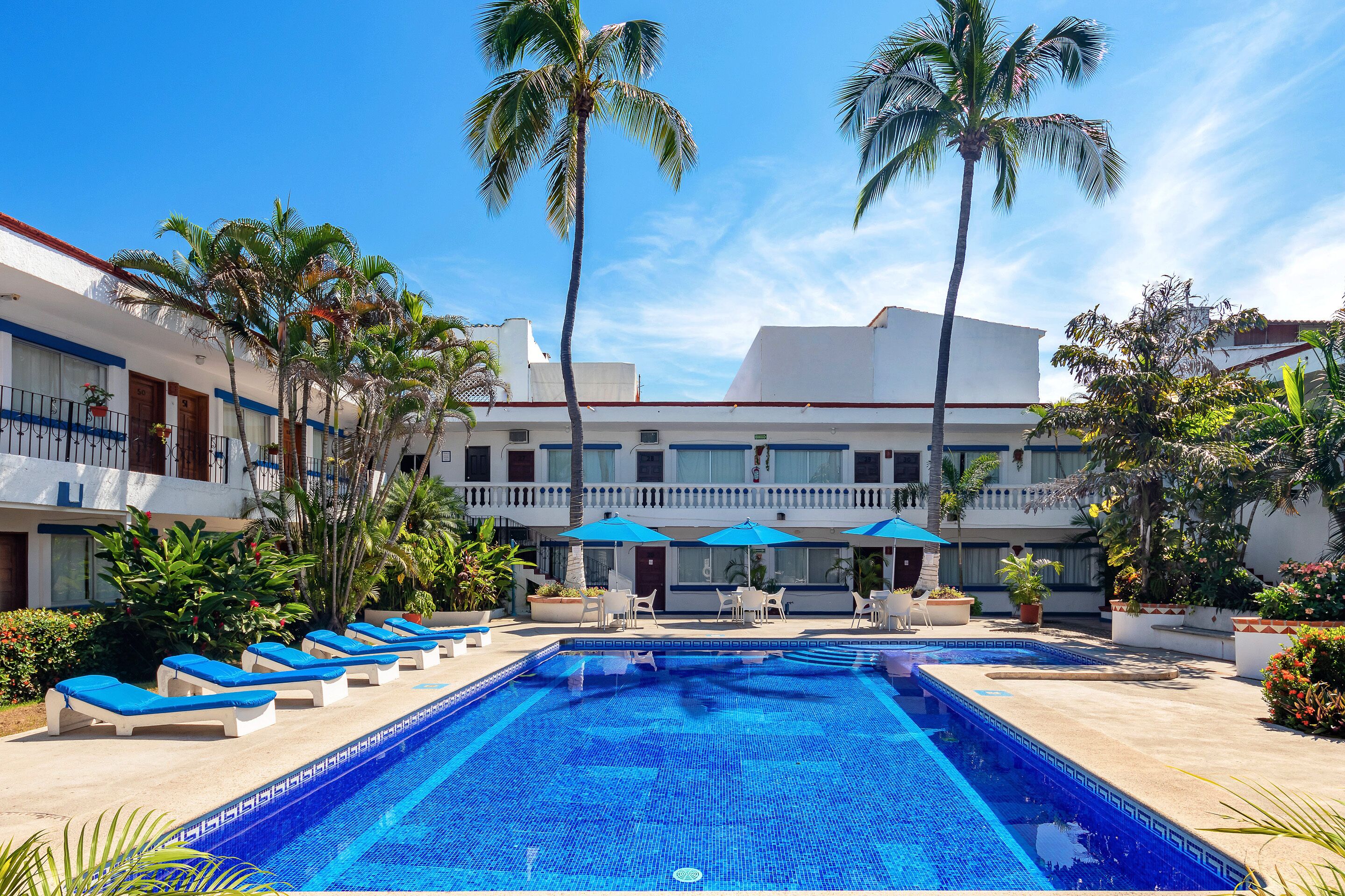 Piscina externa, funciona das 9h às 22h, guarda-sóis, espreguiçadeiras