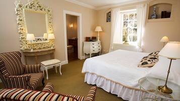 Individuell dekoriert, individuell eingerichtet, Schreibtisch