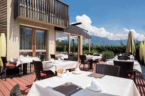 Melayani sarapan dan makan malam dengan sajian masakan lokal