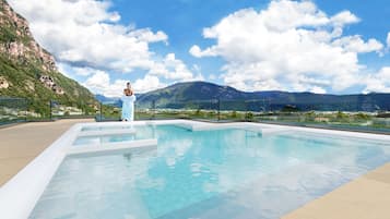 Piscina all'aperto, ombrelloni da piscina, lettini