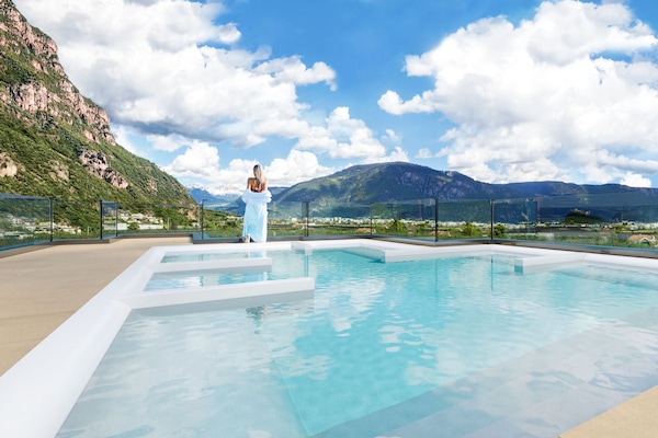 Piscina all'aperto, ombrelloni da piscina, lettini