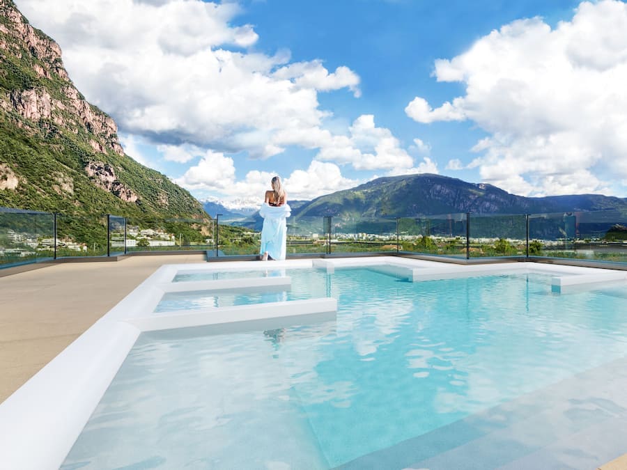 AuĂenpool, geöffnet von 10:00 Uhr bis 20:00 Uhr, Sonnenschirme