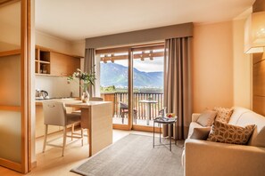 Lemari es, kompor, mesin pencuci piring, dan mesin pembuat kopi/teh