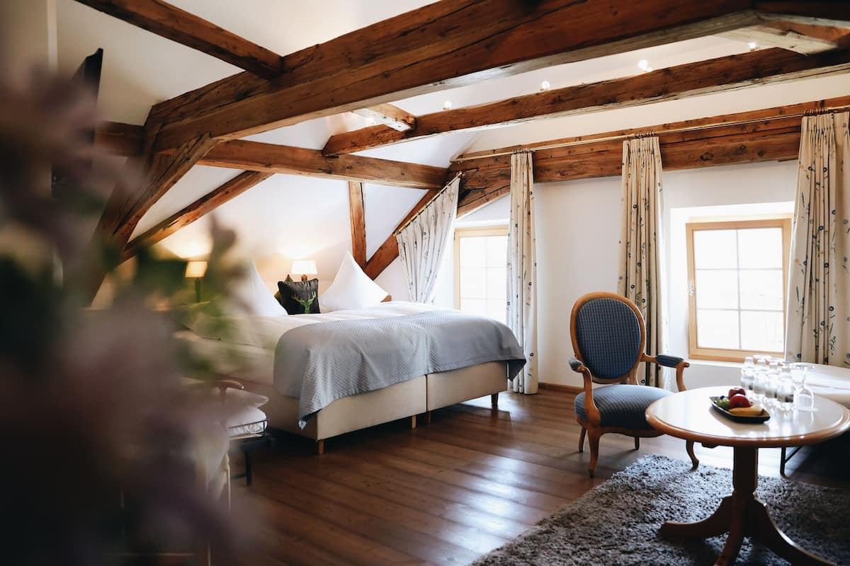 Deluxe Double Room (Parkett) | Hypo-allergenic bedding, minibar, in-room safe, individually decorated